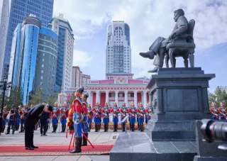 Ю.Цэдэнбалын хөшөөнд хүндэтгэл үзүүлж, цэцэг өргөлөө