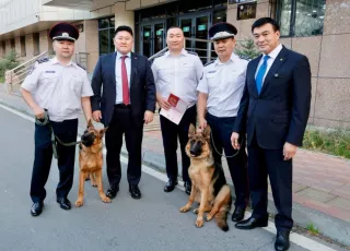 С.Амарсайхан гаршуулан өсгөсөн хоёр нохойгоо Хар тамхитай тэмцэх албанд өгчээ