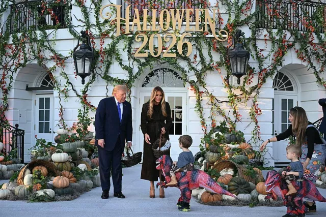 Трампын Хэллоуины үзүүлбэр 200 гаруй нислэг саатуулжээ