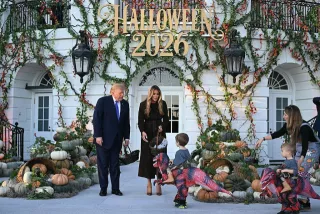 Трампын Хэллоуины үзүүлбэр 200 гаруй нислэг саатуулжээ