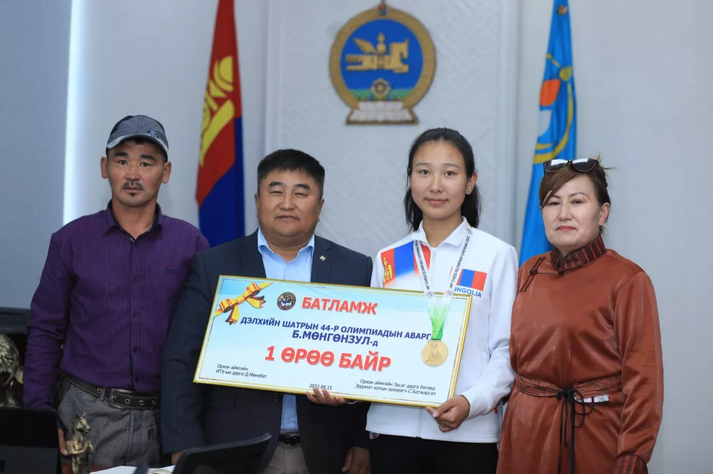 Б.Мөнгөнзулд Орхон аймгийн ЗДТГ-аас нэг өрөө орон сууц бэлэглэлээ