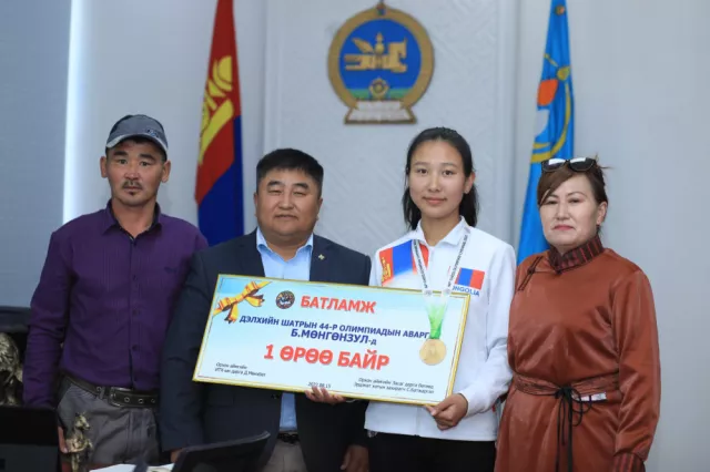 Б.Мөнгөнзулд Орхон аймгийн ЗДТГ-аас нэг өрөө орон сууц бэлэглэлээ