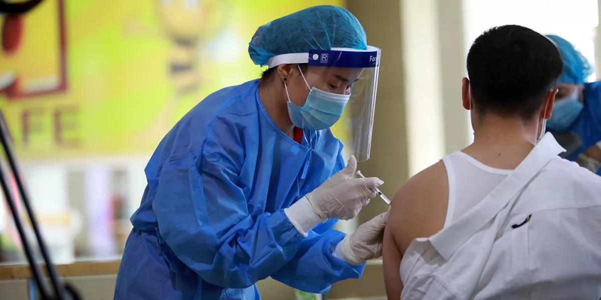 Тэргүүн эгнээний 41000 алба хаагчдад вакцины 3-р тунг хийж байна