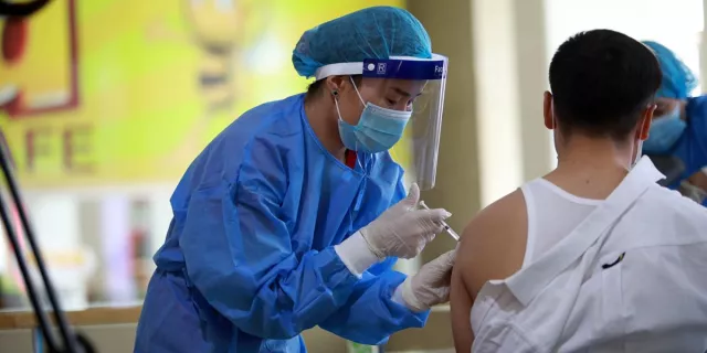 Тэргүүн эгнээний 41000 алба хаагчдад вакцины 3-р тунг хийж байна
