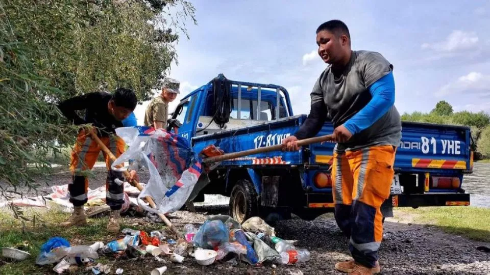Аврах ангийн алба хаагчид Туул гол дагуух хог хаягдлыг цэвэрлэжээ