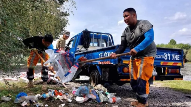 Аврах ангийн алба хаагчид Туул гол дагуух хог хаягдлыг цэвэрлэжээ
