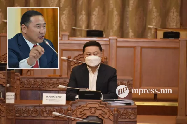 Н.Алтанхуяг: Ж.Мөнхбат талбай дээр үстэй дээл өмсөж, баахан дөвчигнөсний гор гарч байна