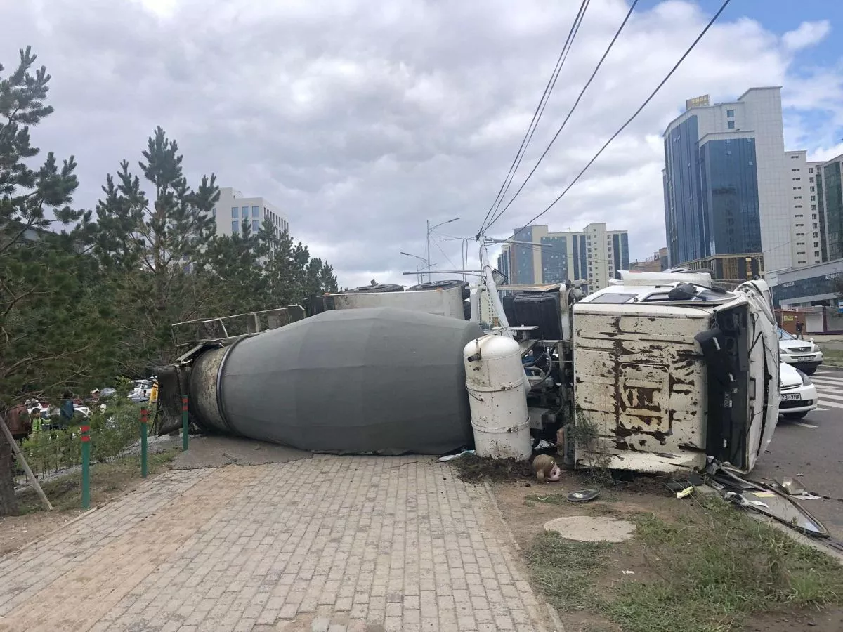 HUNNU MALL дэлгүүрийн урд замд 3 автомашин мөргөлдсөн ноцтой осол гарлаа