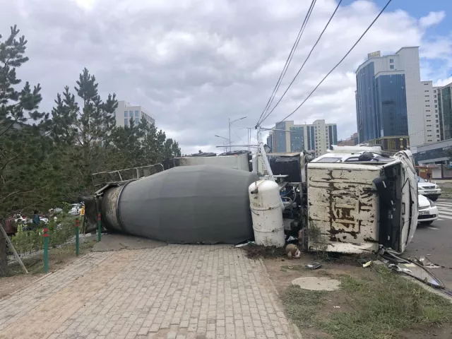 HUNNU MALL дэлгүүрийн урд замд 3 автомашин мөргөлдсөн ноцтой осол гарлаа