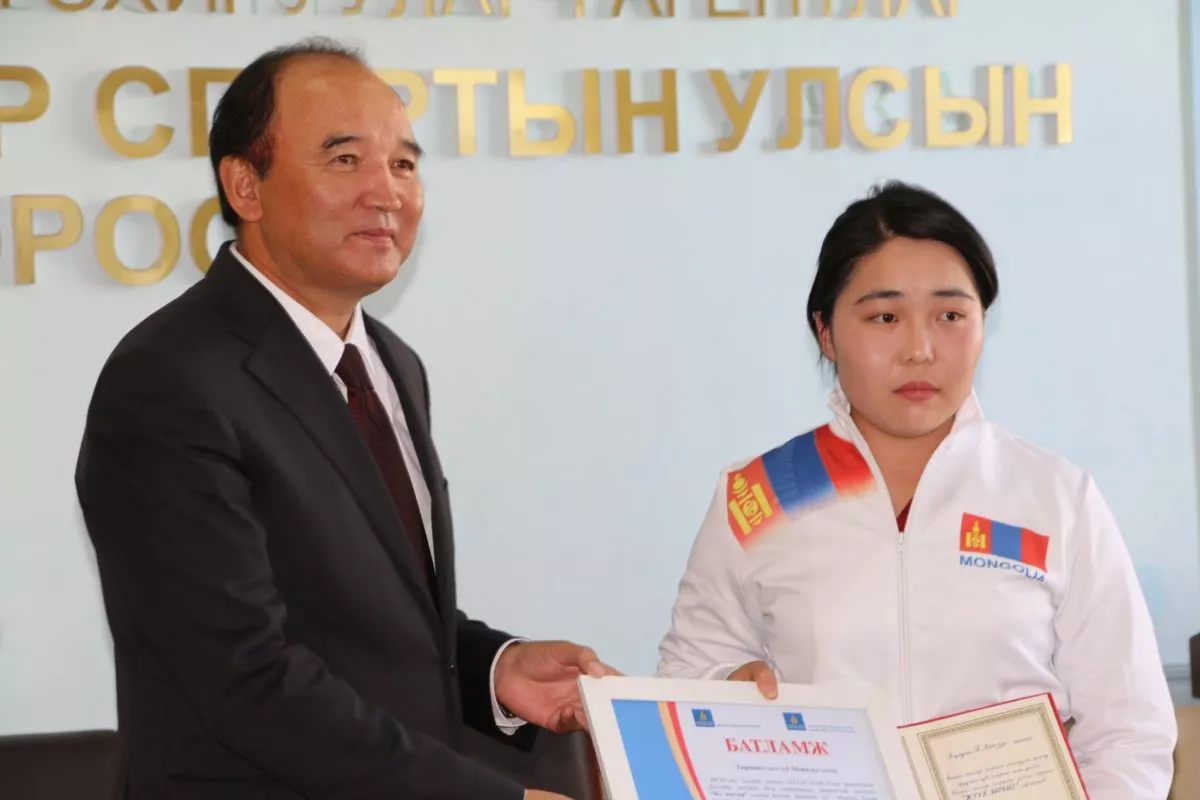 Шатрын Их мастер Т.Мөнхзулыг 30 сая төгрөгөөр шагнажээ