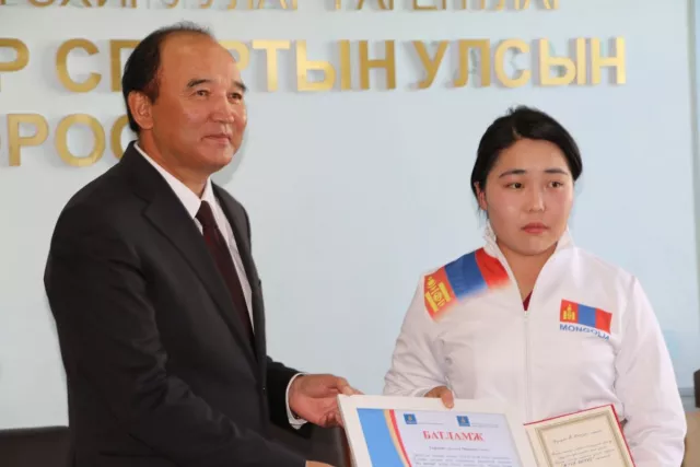 Шатрын Их мастер Т.Мөнхзулыг 30 сая төгрөгөөр шагнажээ