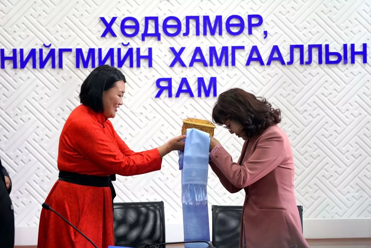 Хөдөлмөр, нийгмийн хамгааллын сайд Д.Сарангэрэл үүрэгт ажлаа хүлээн авлаа