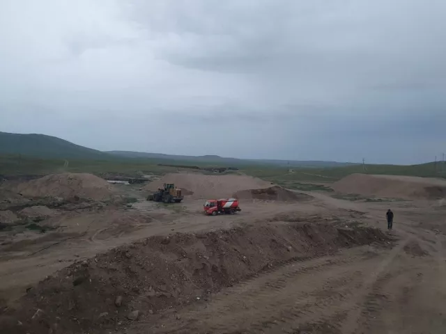 Хууль бус гэрээ байгуулж ажиллаж байсан уурхайн ажлыг зогсоожээ