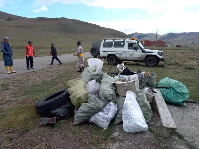 Богдхан уулын ойн гүнээс 16,5 тонн хог цэвэрлэжээ