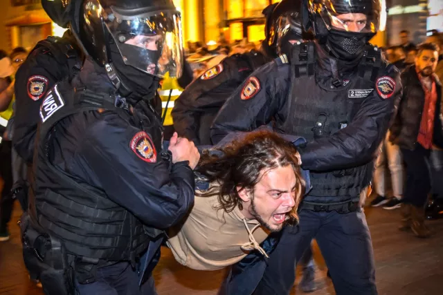 ОХУ даяар өрнөж буй жагсаалын үеэр 1300 гаруй хүнийг баривчилжээ