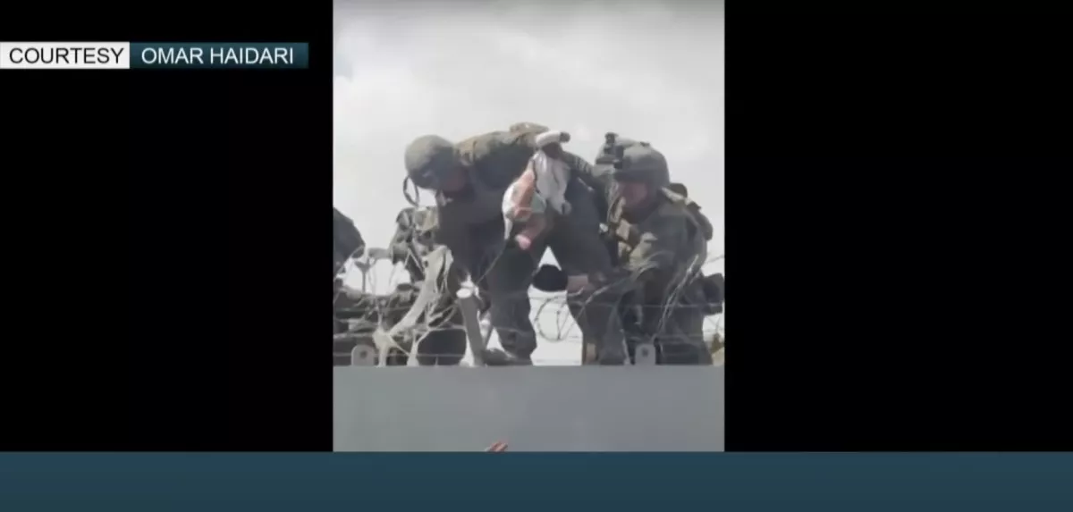 ВИДЕО: Нялх хүүхдүүдээ хашаа давуулан америк цэргүүдээр авруулж байна