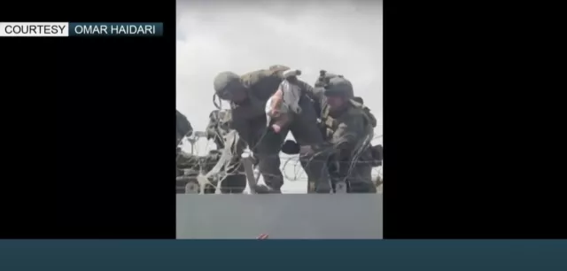ВИДЕО: Нялх хүүхдүүдээ хашаа давуулан америк цэргүүдээр авруулж байна
