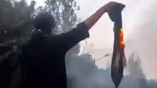 ИРАН: Залуу эмэгтэйчүүд эрхийнхээ төлөө амь биеэ үл хайрлан тэмцэж байна