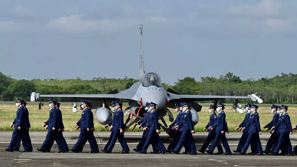 Хятад армиа сургахын тулд Британийн нисгэгчдийг элсүүлж байна