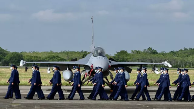 Хятад армиа сургахын тулд Британийн нисгэгчдийг элсүүлж байна