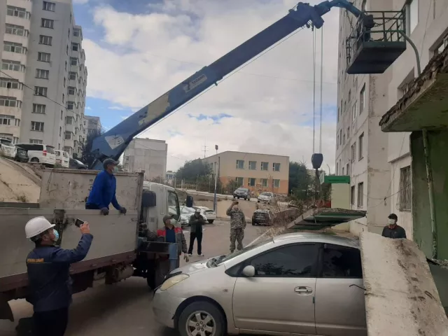Угсармал барилгын тагтны бетон хийц автомашин дээр унажээ