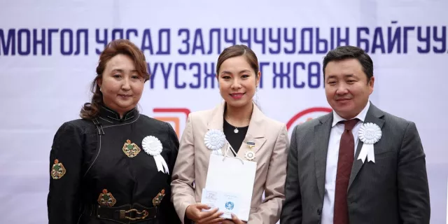 Үе үеийн төлөөллүүд оролцсон “Нар угтсан өглөө“ арга хэмжээ боллоо