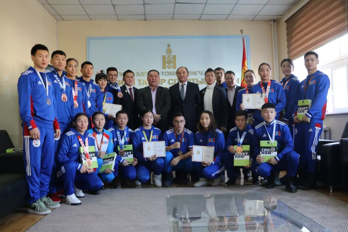 Өндөр амжилт үзүүлсэн боксчдод шагнал гардууллаа