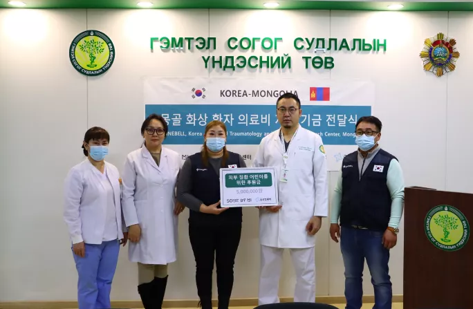 Түлэгдэлтийн төв эмнэлэгт хэвтэн эмчлүүлж буй өвчтөнүүдэд мөнгөн хандив өглөө