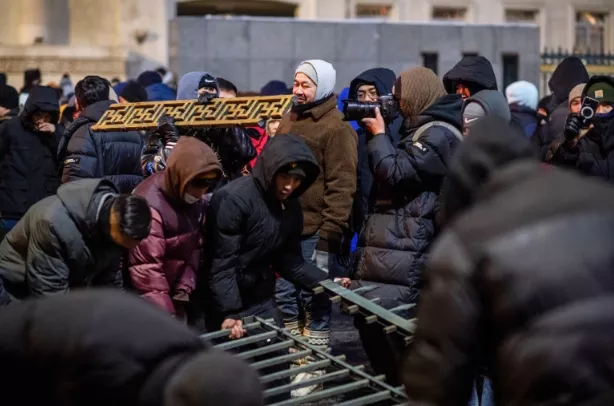 Aljazeera: Монголд жагсагчид төрийн ордон руу дайрахыг завджээ