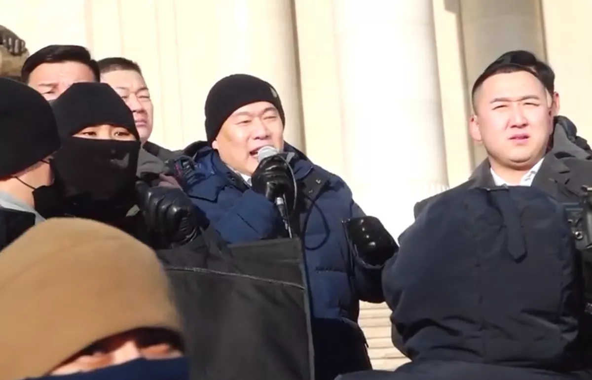 ШУУД: Ерөнхий сайд Л.Оюун-Эрдэнэ жагсагчидтай уулзаж байна