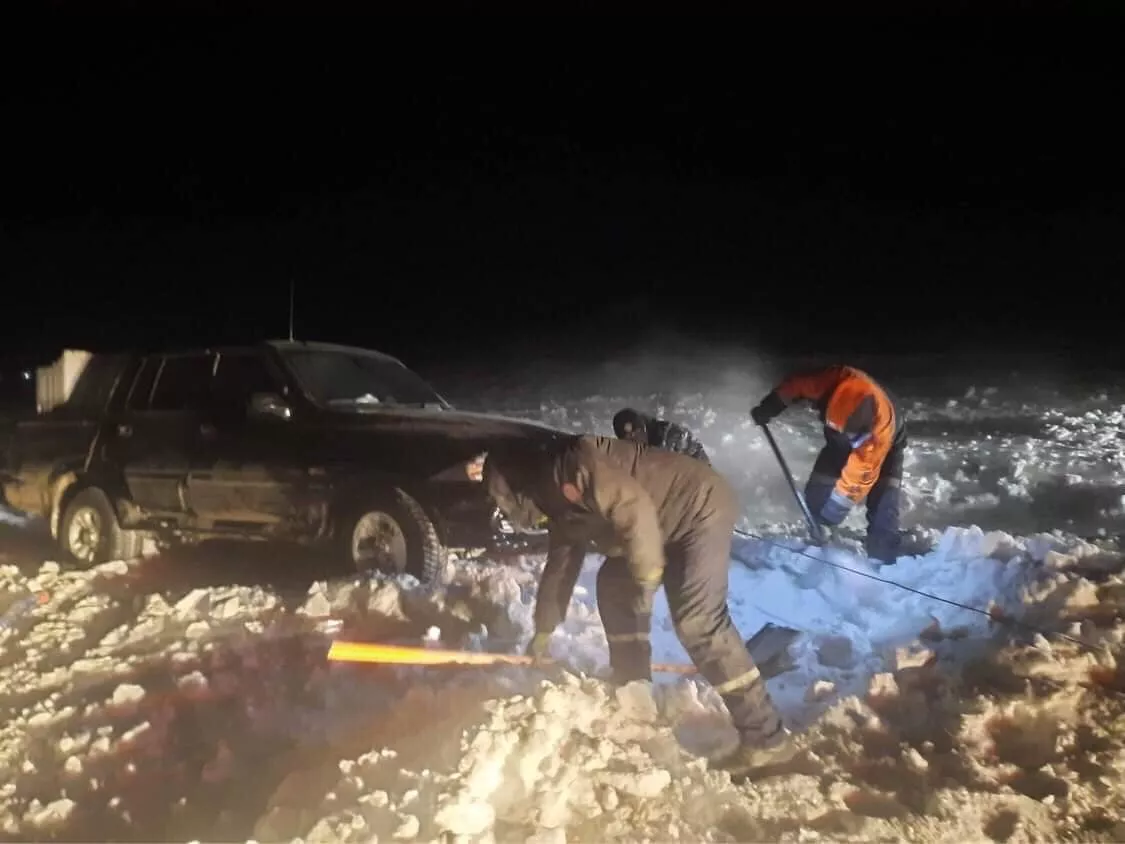 Автомашин нь цасанд сууснаас болж осгосон 3 том хүн, 3 хүүхдийг аварчээ