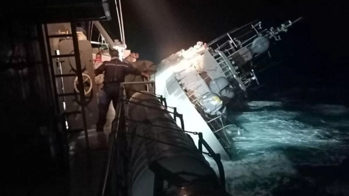 Шуурганд хөмөрсөн байлдааны онгоцны багийнхныг эрэн хайж байна