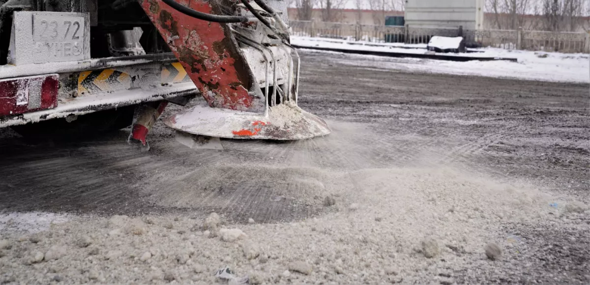 Өнгөрсөн шөнө халтиргаа үүсэж болзошгүй замуудад 144 тонн давс цацжээ