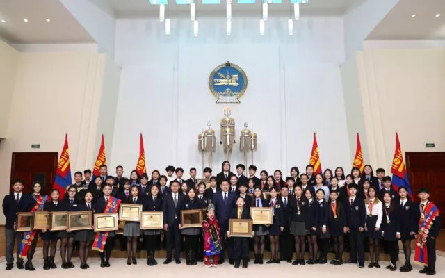 Ерөнхий сайд Л.Оюун-Эрдэнэ 2022 оны онцлох хүүхдүүдэд шагнал гардуулав