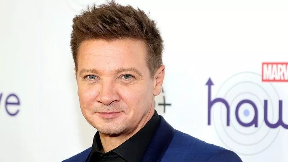 Жереми Реннер хагалгаанаас гарсан ч биеийн байдал нь хүнд байна