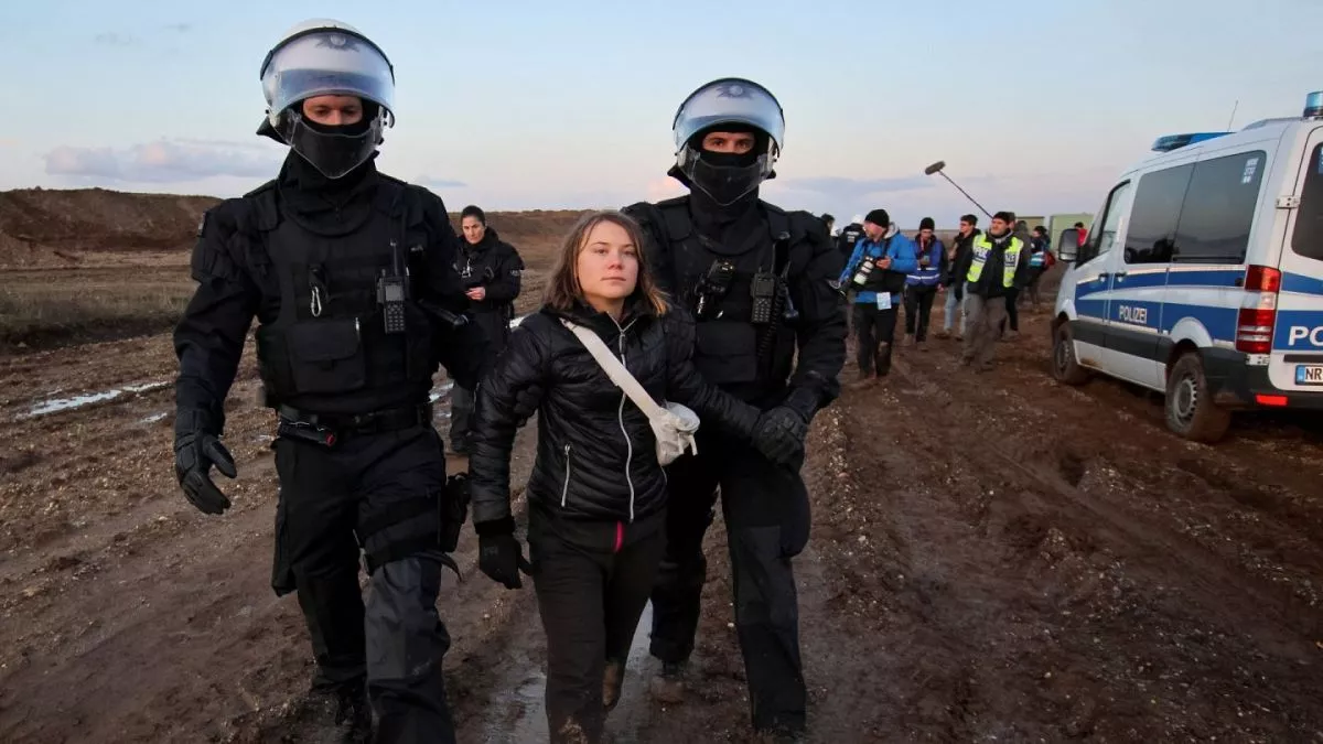 Жагсаалын үеэр Грета Тунбергийг баривчилжээ
