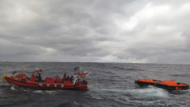 Японы эрэгт ачааны хөлөг живсний улмаас 18 хүн сураггүй алга болжээ
