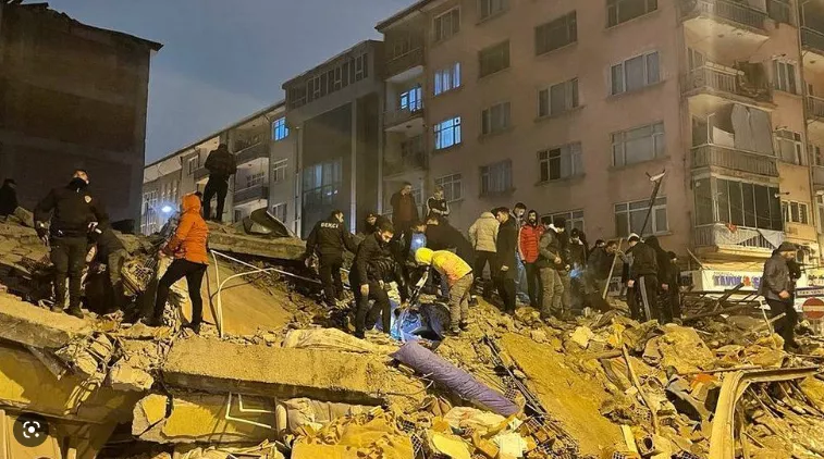 Туркэд хүчтэй газар хөдлөлт болсны улмаас таван хүн амь үрэгджээ