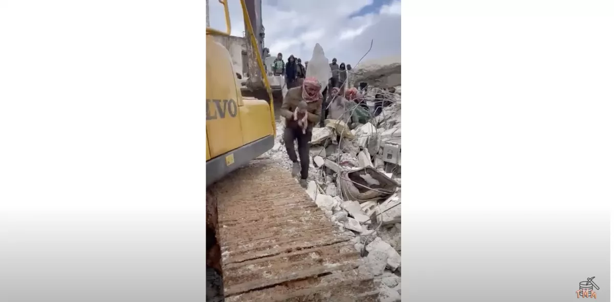 Газар хөдлөлтийн нуранги дор байхдаа хүүхдээ төрүүлжээ