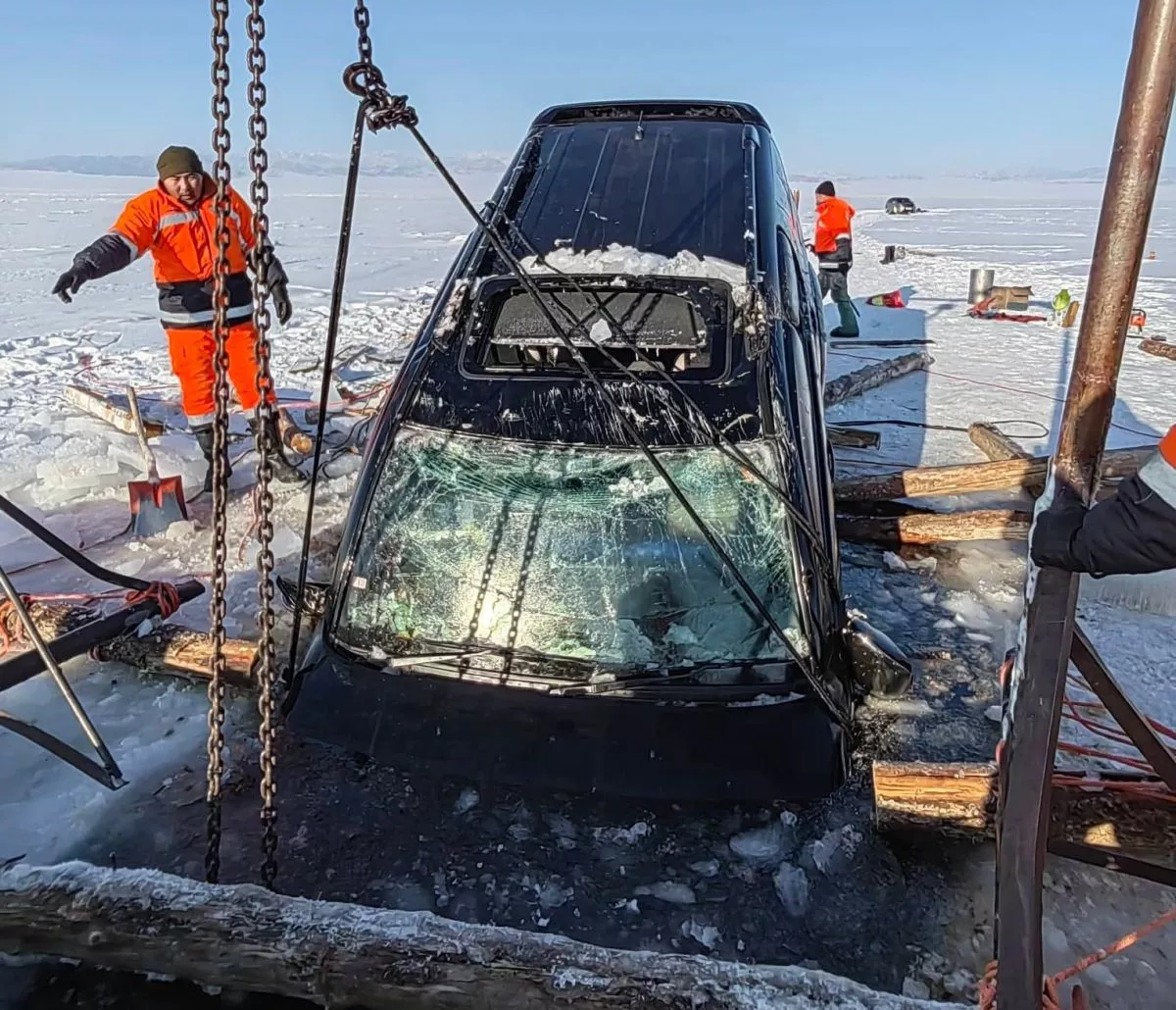 ФОТО: Хяргас нуурын 18 метрийн гүнд живсэн автомашиныг татан гаргалаа