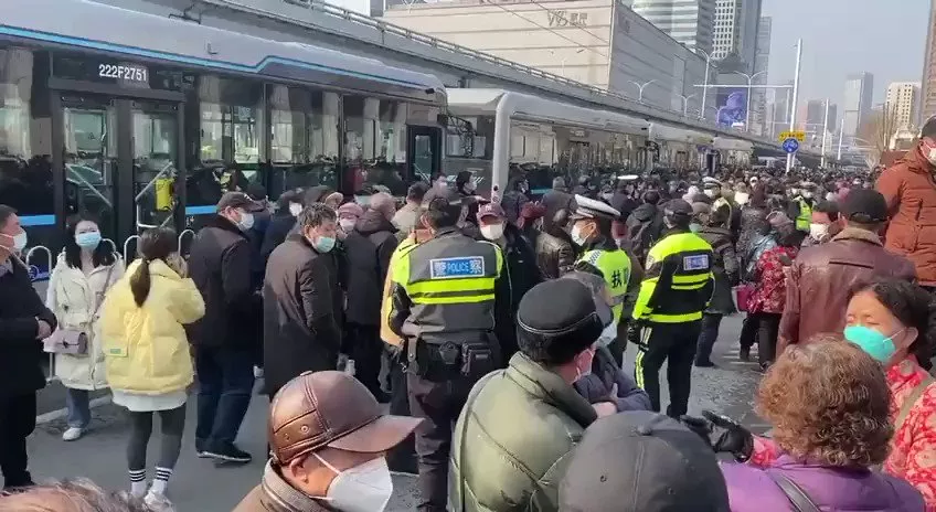 Хятадын Ухань хотод ахмадууд ЭМД-ын шинэчлэлийг эсэргүүцэж байна
