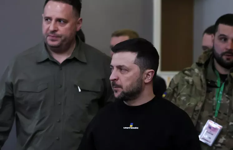 Украин Бахмутыг Оросын хүчинд өгөхгүй гэж мэдэгджээ
