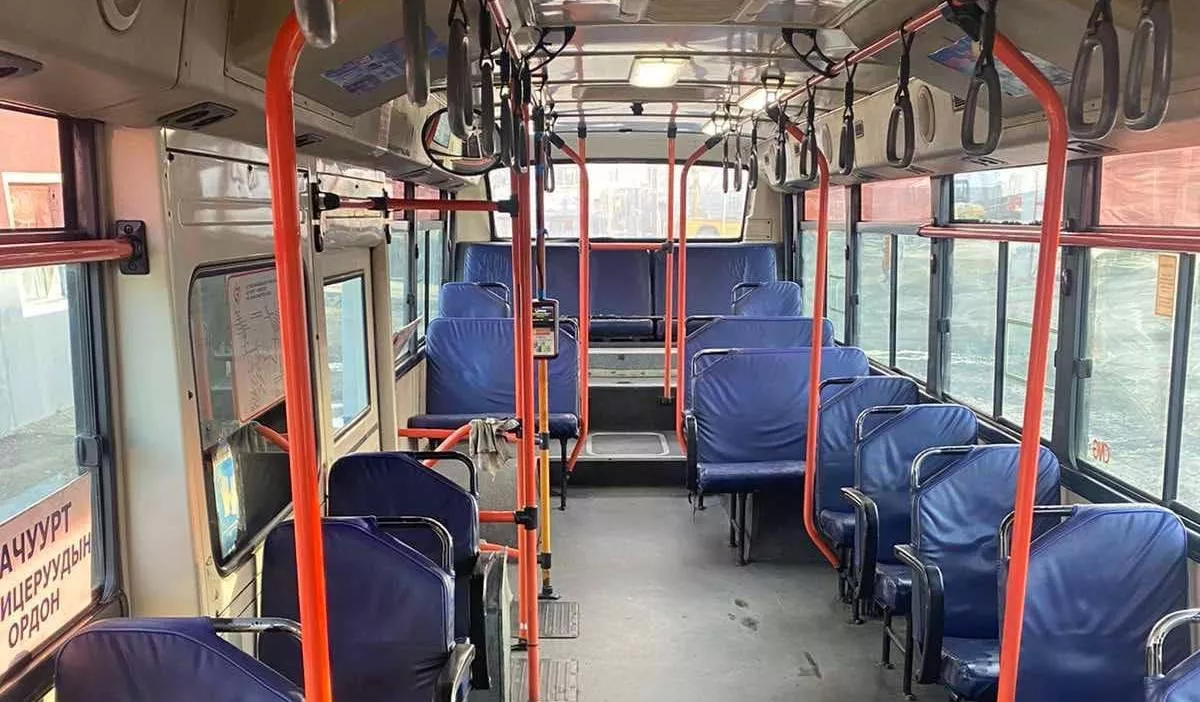 Нийтийн тээврийн үйлчилгээний автобуснуудыг угааж, цэвэрлэж байна
