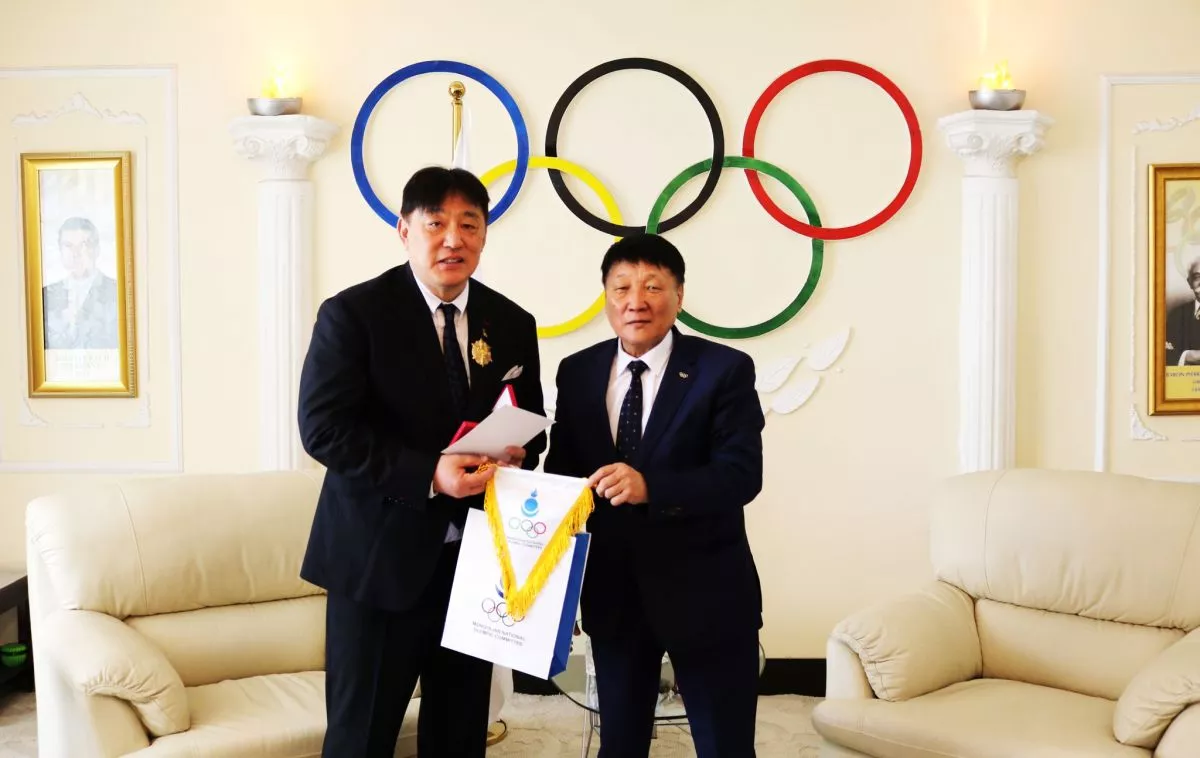 Хөлбөмбөгийн шигшээгийн япон дасгалжуулагчийг “Олимпын алдар” одонгоор шагналаа