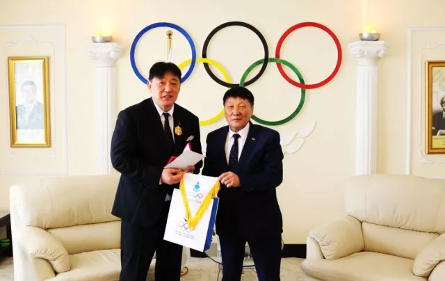 Хөлбөмбөгийн шигшээгийн япон дасгалжуулагчийг “Олимпын алдар” одонгоор шагналаа