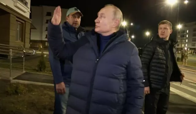 Путин эзлэгдсэн Мариуполь хотод гэнэтийн айлчлал хийжээ