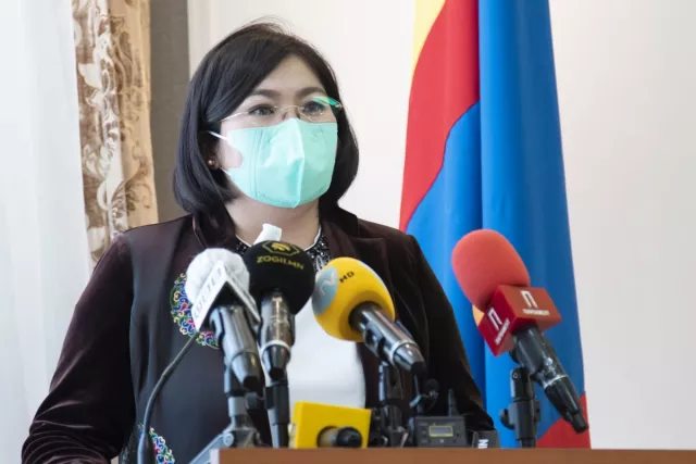 НИТХ-ын эмэгтэй гишүүдээс эмнэлгүүдэд нэн шаардлагатай төхөөрөмжүүдийг хандивлалаа