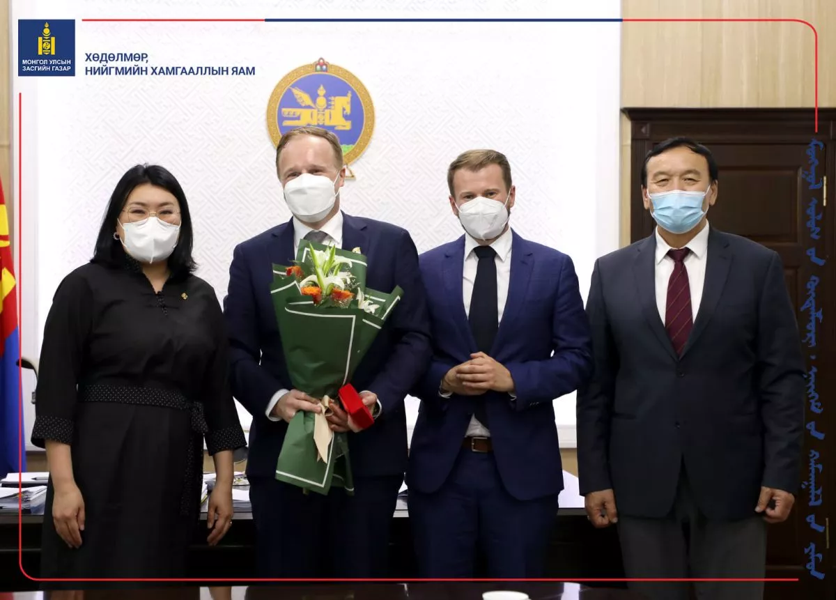 Др.Нийс Хэгэвиш-г “Хөдөлмөрийн салбарын тэргүүний ажилтан“ тэмдэгээр шагнав
