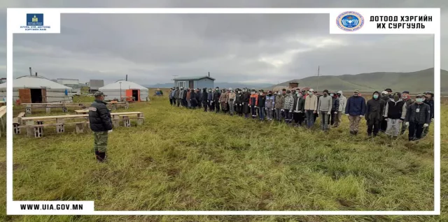 ДХИС-ийн албан хаагч, сонсогчид намрын ургац хураалтын ажилд оролцож байна