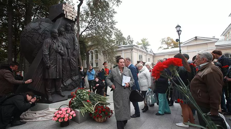 Москвад цар тахлын эсрэг тэмцэж буй эмч нарт зориулсан хөшөөг нээв